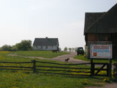 Einfahrt zum Reiterhof Podkowa mit Blick auf das Gästehaus