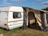 Campingwagen mit Vorzelt